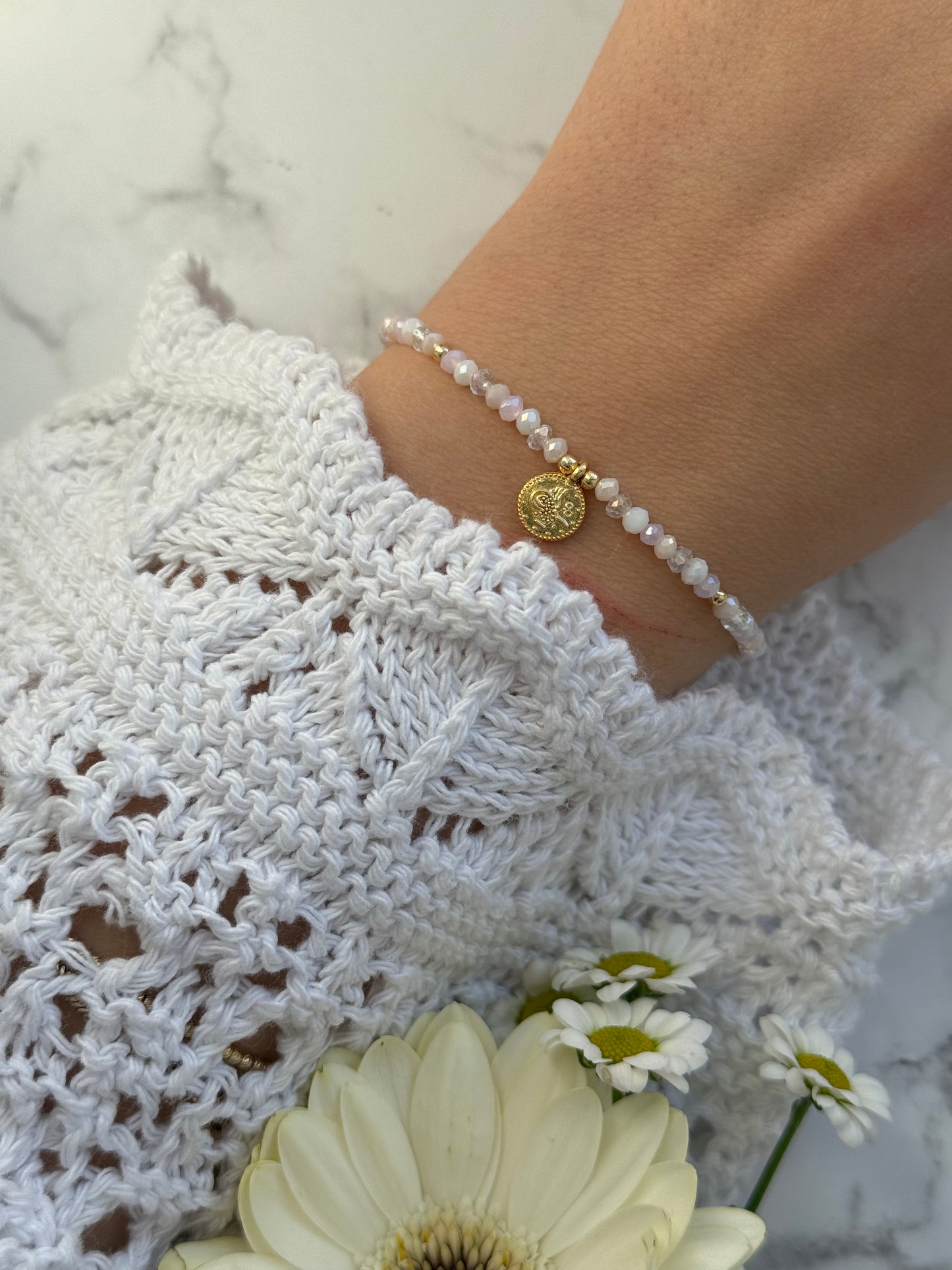 Perlenarmband mit Beigen, Rosa und Durchsichtigen Kristallperlen + Goldene Taler Anhänger - 2008