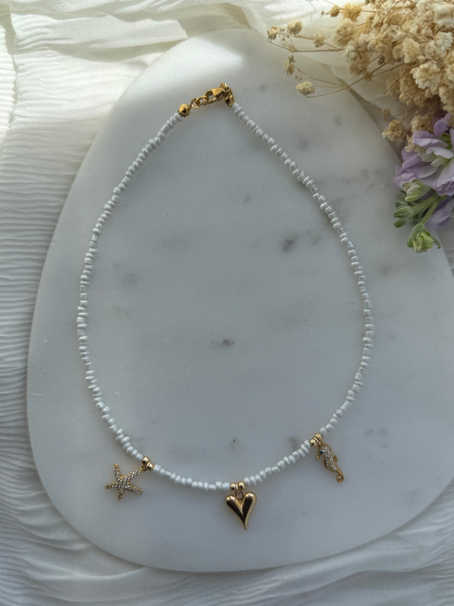 Perlenkette mit Weißen Perlen und Goldenen Perlen + Charms - 2194