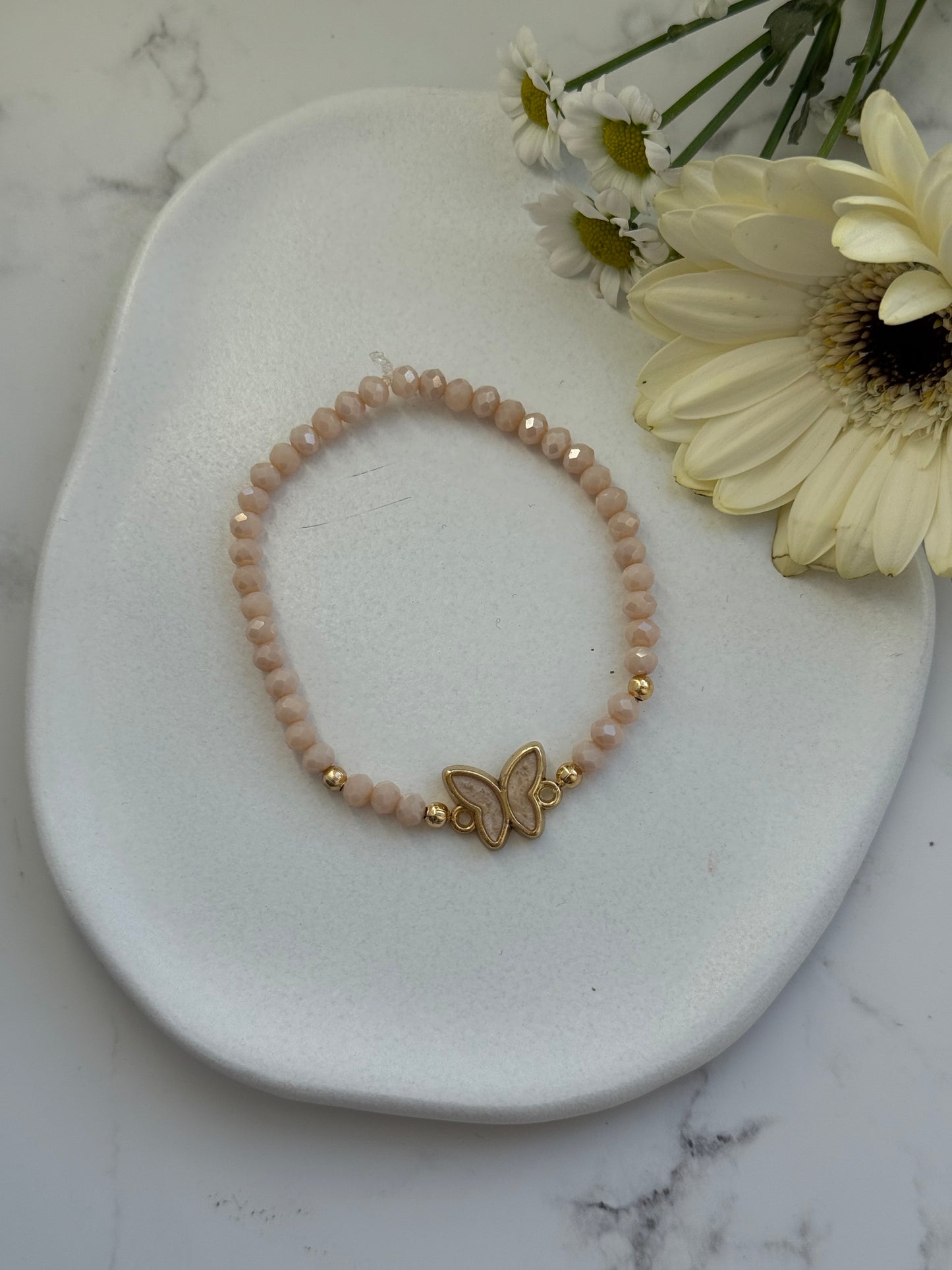 Perlenarmband mit Beigen Kristallperlen und Goldenen Perlen + Schmetterling Anhänger - 2000