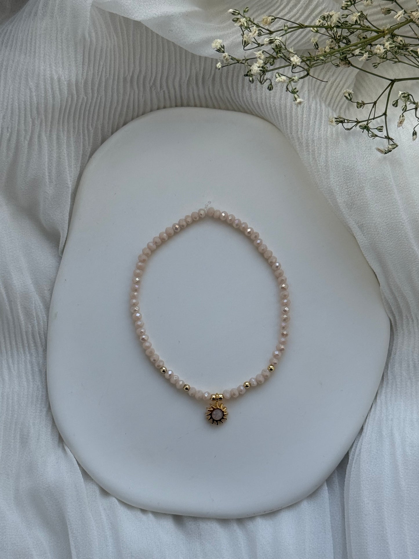 Perlenarmband mit Beigen Kristallperlen, Goldenen Perlen + Sonnen Anhänger - 2107
