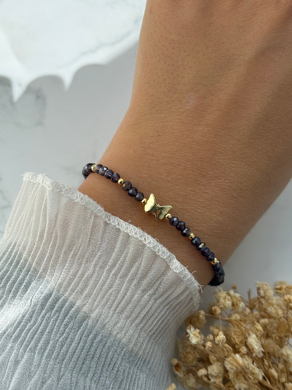 Perlenarmband mit Lila Kristallperlen und Goldenen Perlen + Schmetterling Anhänger - 2374