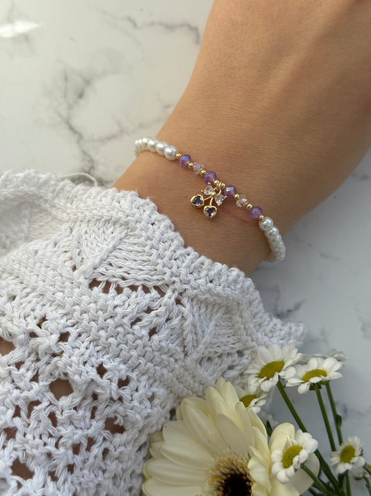 Perlenarmband mit Weißen Glasperlen, Lila Kristallperlen und Goldenen Perlen + Kirsch Anhänger - 2034