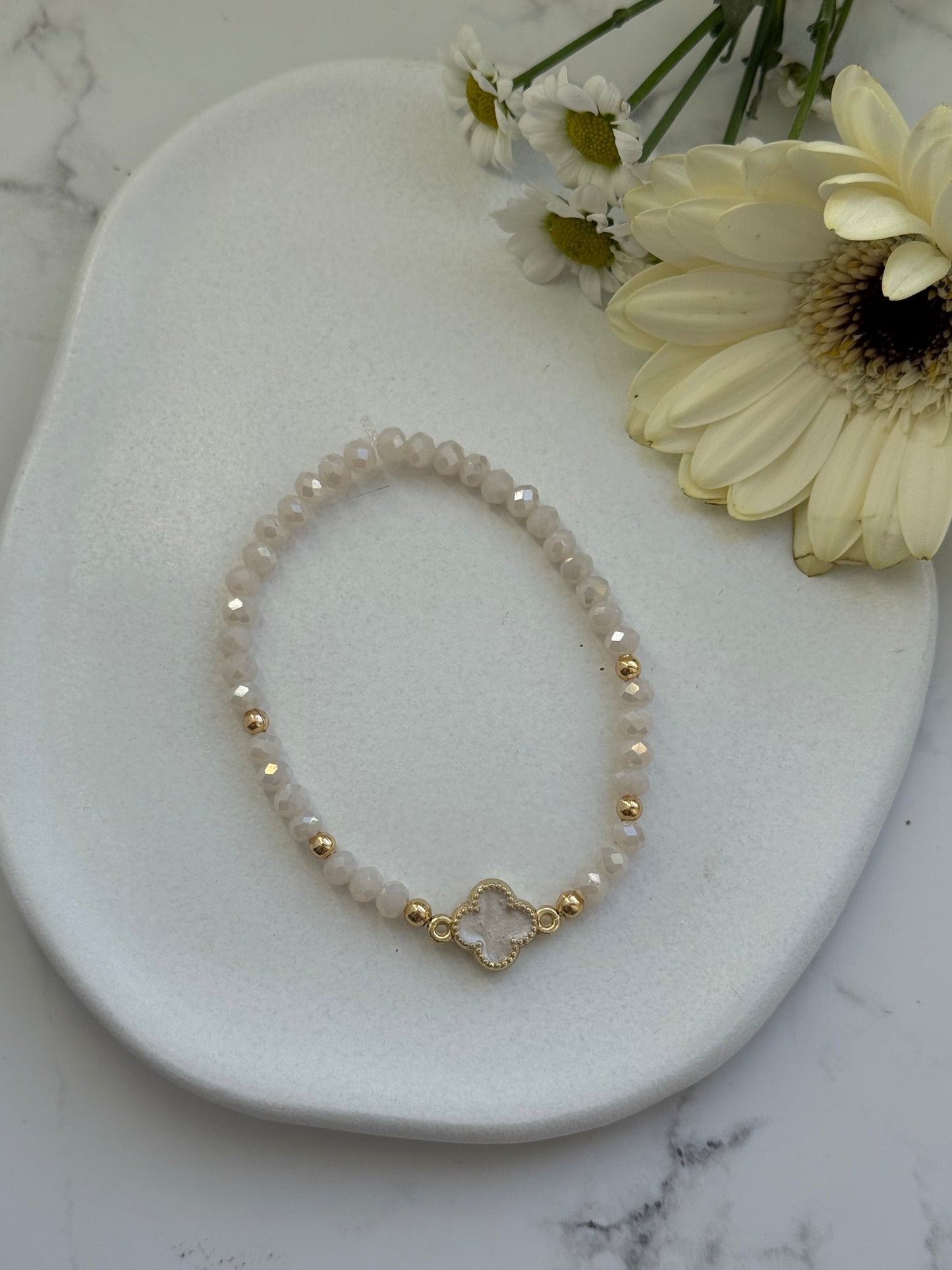 Perlenarmband mit Beigen Kristallperlen und Goldenen Perlen + Kleeblatt Anhänger - 2029