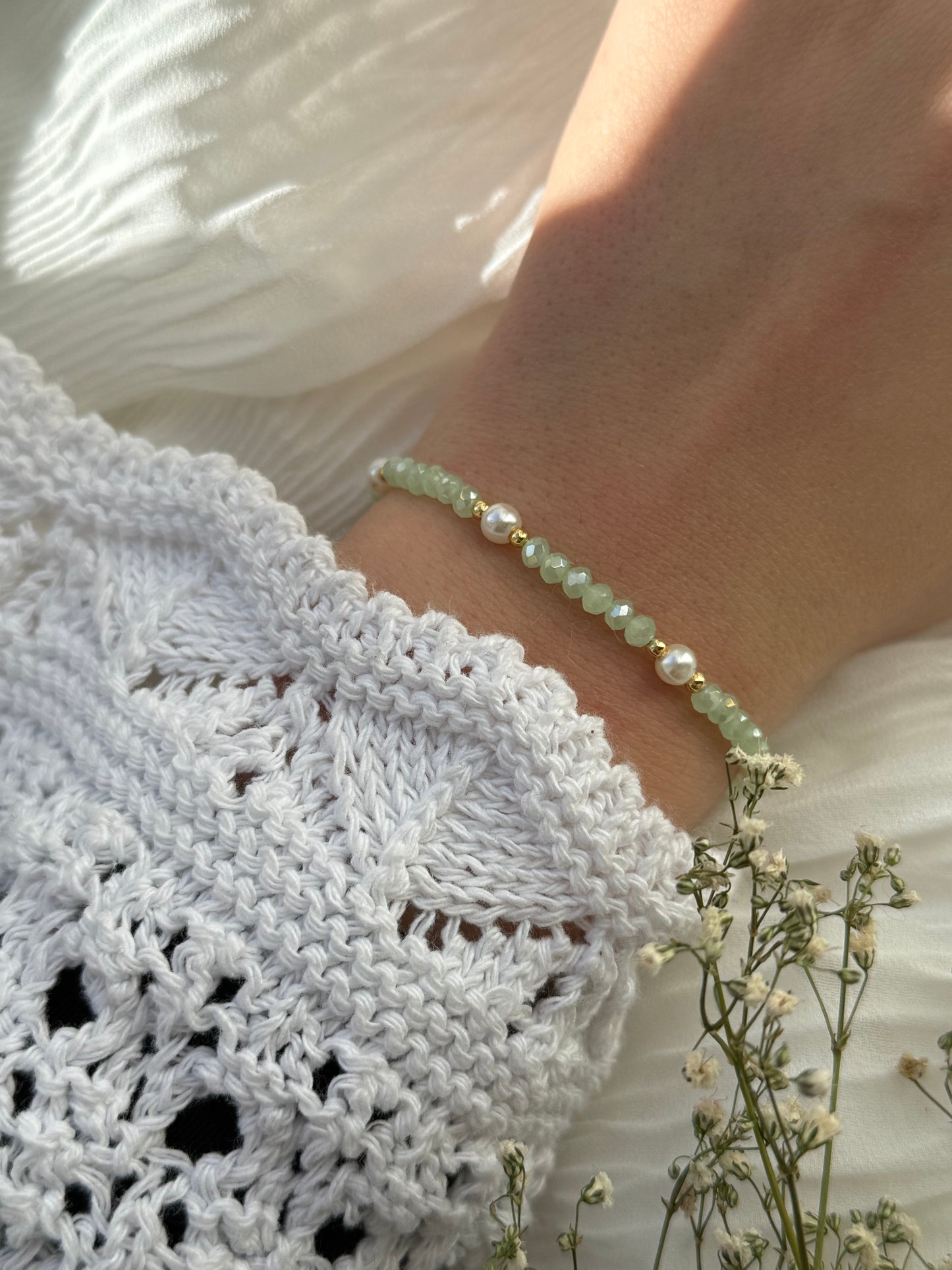 Perlenarmband mit Grünen Kristallperlen, Weißen Perlen + Goldenen Perlen - 2126