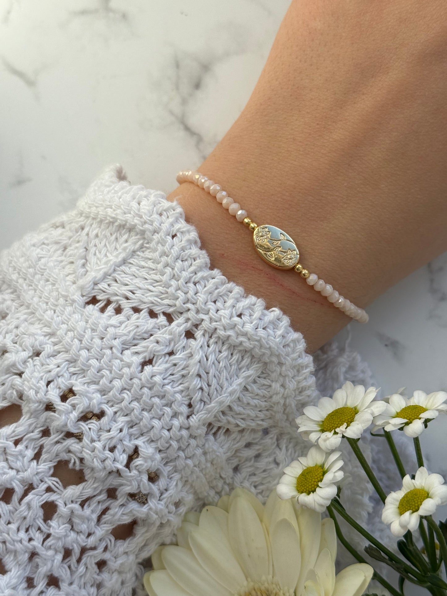 Perlenarmband mit Beigen Kristallperlen und Goldenen Perlen + Blumen Anhänger - 2031