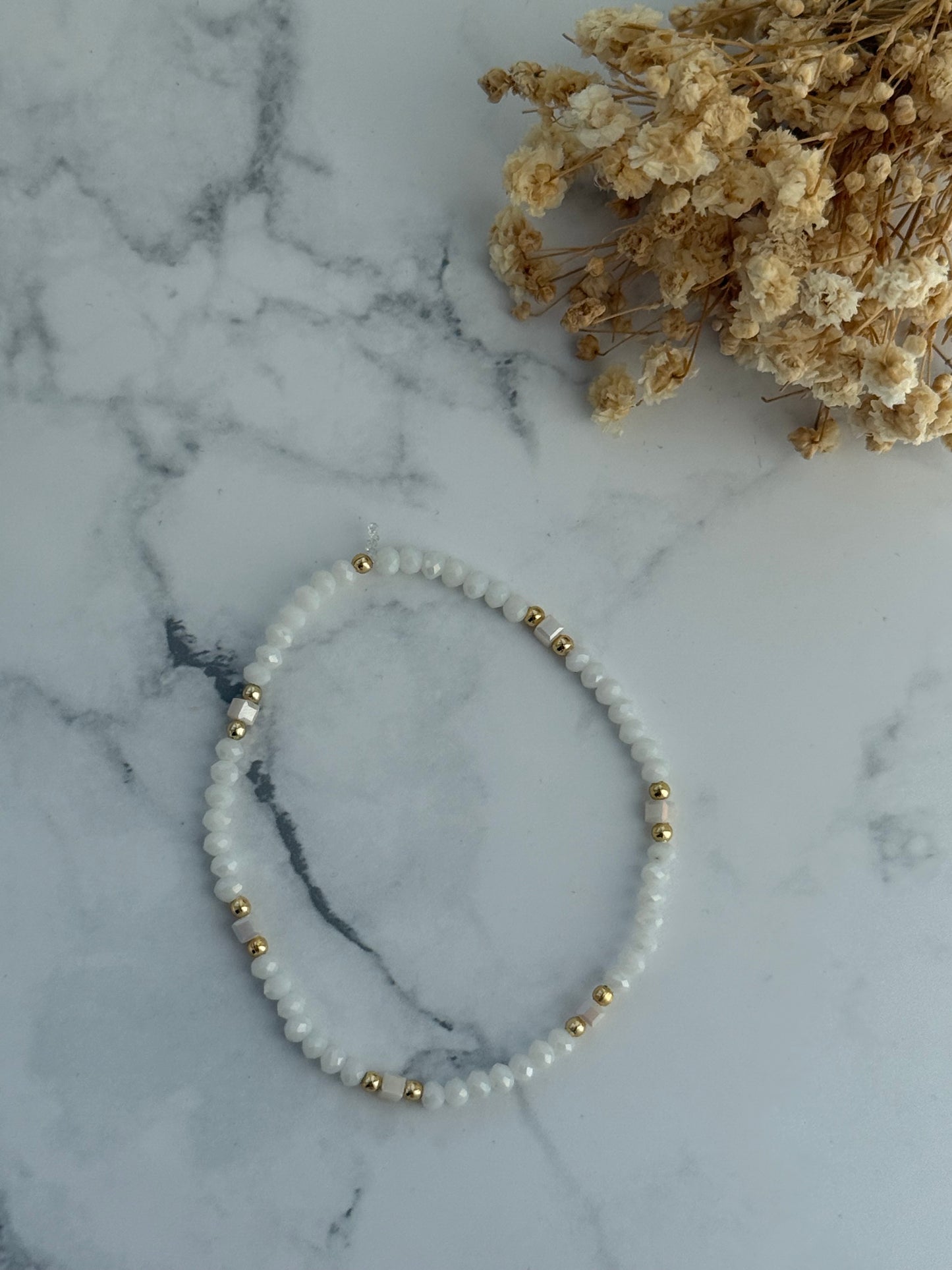 Perlenarmband mit Weißen und Beigen Kristallperlen, Goldenen Perlen - 2286