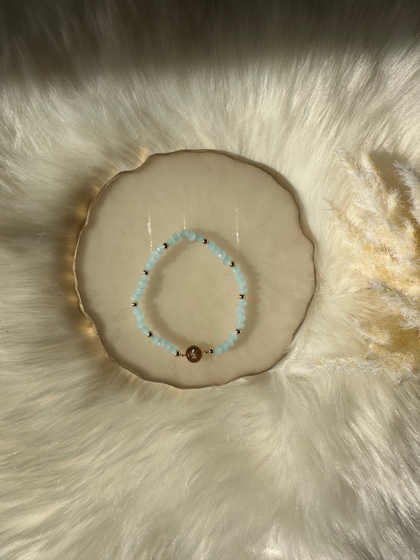 Perlenarmband mit Hellblauen Kristallperlen mit goldenen taler  Anhänger - 10341