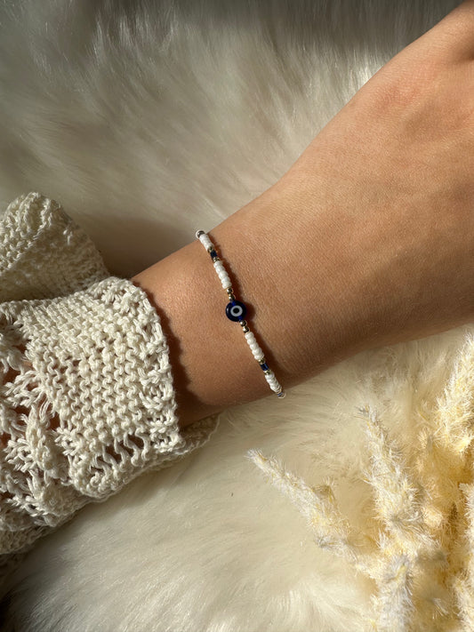 Perlenarmband mit weißen Perlen und blauen Perlen und Nazar Auge - 10481