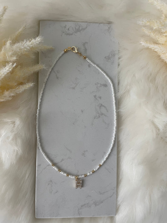 Perlenkette chocker weiß mit Buchstaben Anhänger - 10222