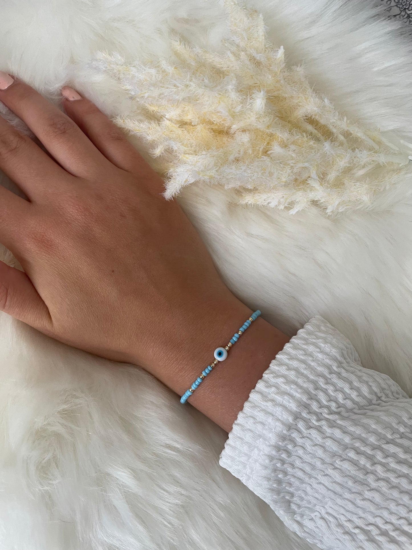 Perlenarmband mit blauen Perlen und mit Nazar - 10487